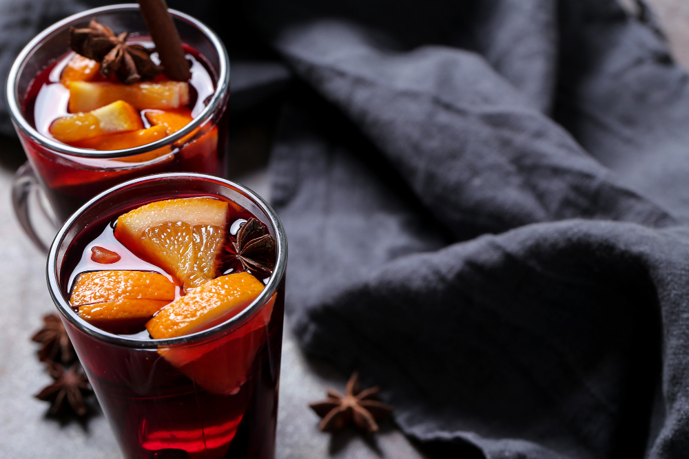 Comidas típicas de Festa Junina: aprenda a fazer! | Dois copos de vinho quente | Atacadão