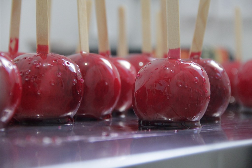 Conheça as principais sobremesas e doces de festa junina | Diversas maçãs do amor | Atacadão