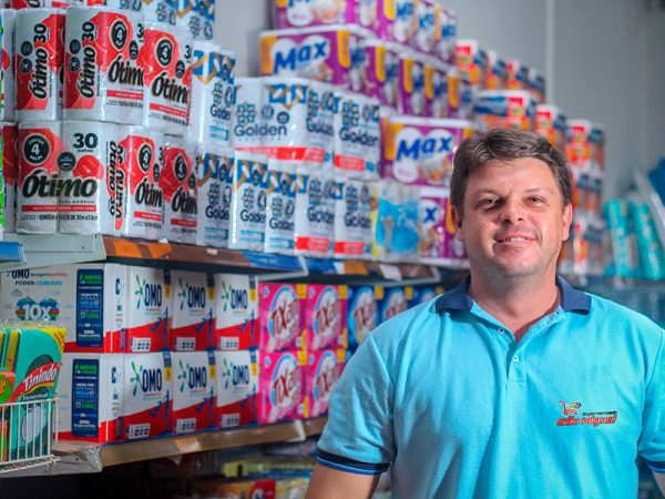 Rodrigo, agrônomo por formação, deixou para trás uma carreira no serviço público e resolveu abrir o Supermercado São Miguel, que cresce em ritmo acelerado.