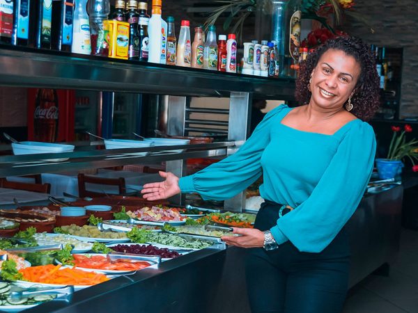 Gleice perdeu o marido há pouco tempo, mas continua empreendendo e tocando o Restaurante La Massa, que faz sucesso na região.