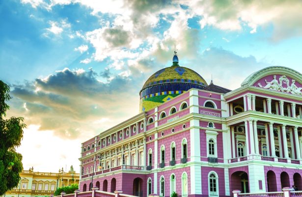 Maior cidade da Região Norte e da Amazônia, Manaus apresenta múltiplas possibilidades para uma inesquecível e fascinante viagem. Confira algumas dicas!