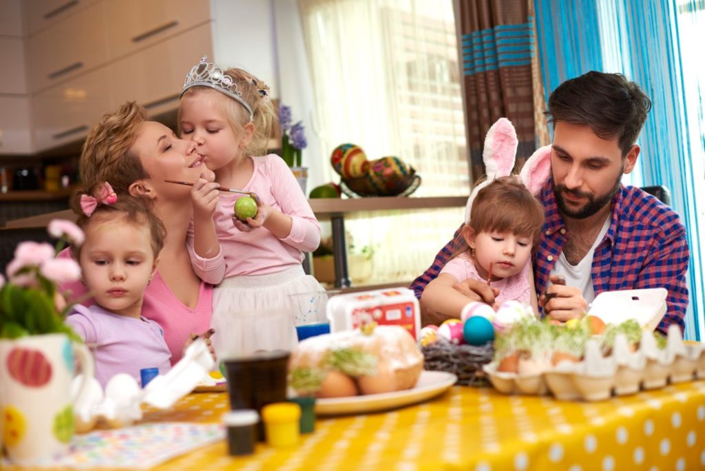 Celebrar a Páscoa em família é algo mágico. Saiba como tornar esse momento especial, para que as memórias sejam sempre as melhores possíveis.