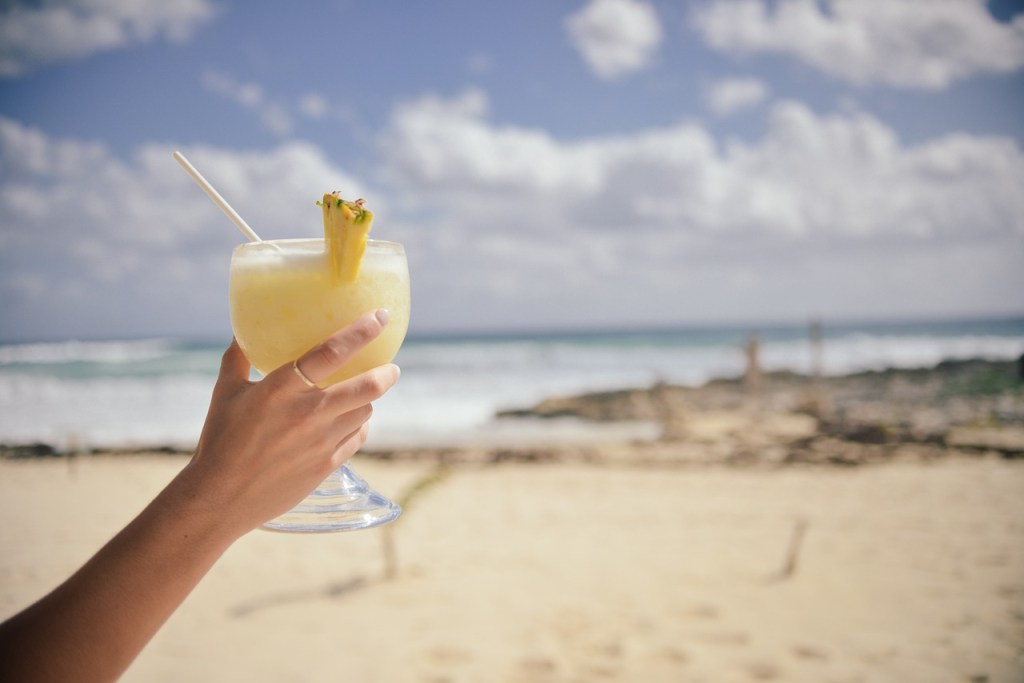 Quer se refrescar em dias quentes? Confira aqui 5 inspirações de drinks tropicais que são a cara do verão para você fazer em casa!