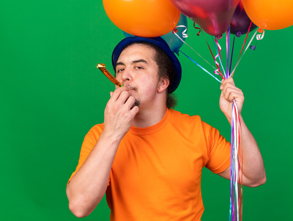 Aniversário Atacadão: Saiba como a promoção funciona! | Homem de laranja comemorando com balões | Atacadão