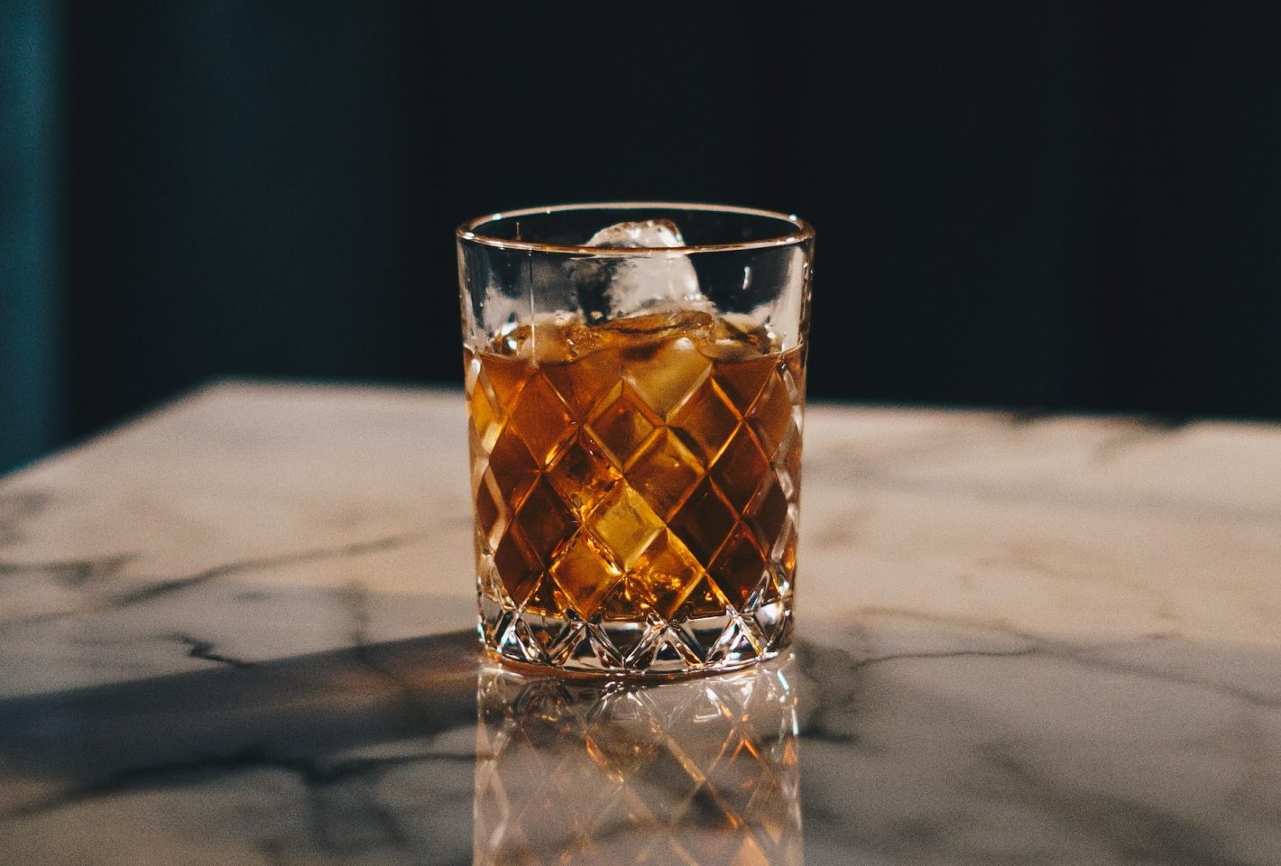 Ter as melhores bebidas em sua casa é algo essencial para receber amigos com muita alegria. Veja o que não pode faltar em seu estoque.