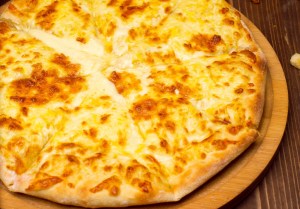 Receitas de pizza para fazer em casa | Pizza de quatro queijos | Atacadão