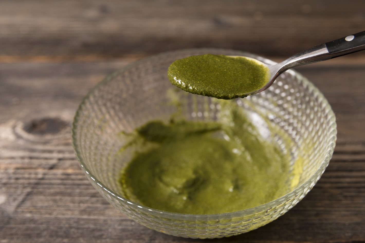 Como fazer um choripán delicioso? | Foto de um molho chimichurri em uma tigela | Atacadão