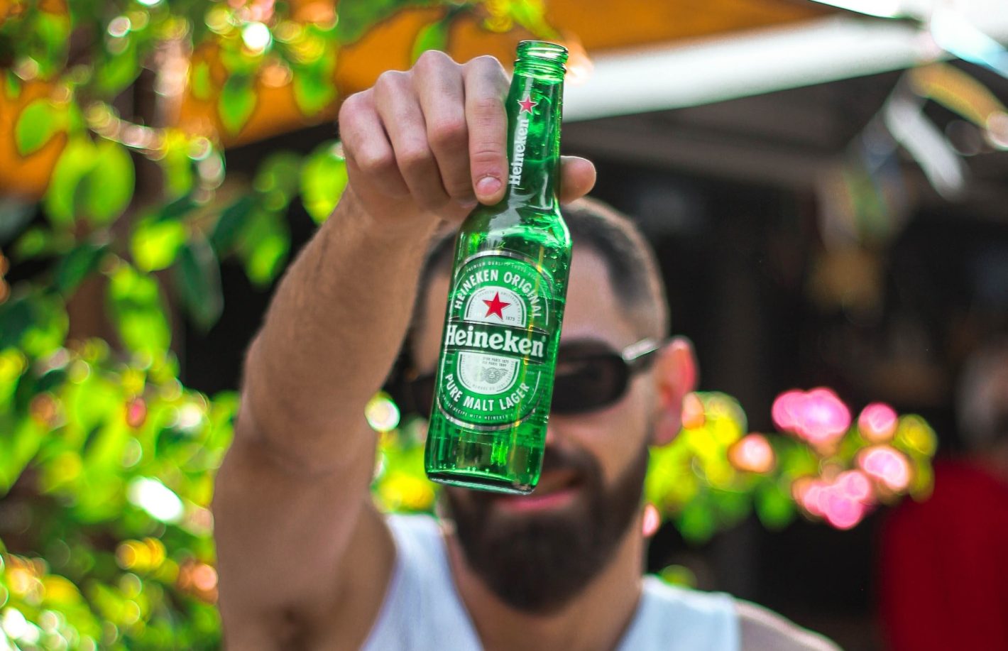 Dia dos Pais com cerveja: saiba o que tomar com seu pai | Homem mostrando garrafa de Heineken | Atacadão
