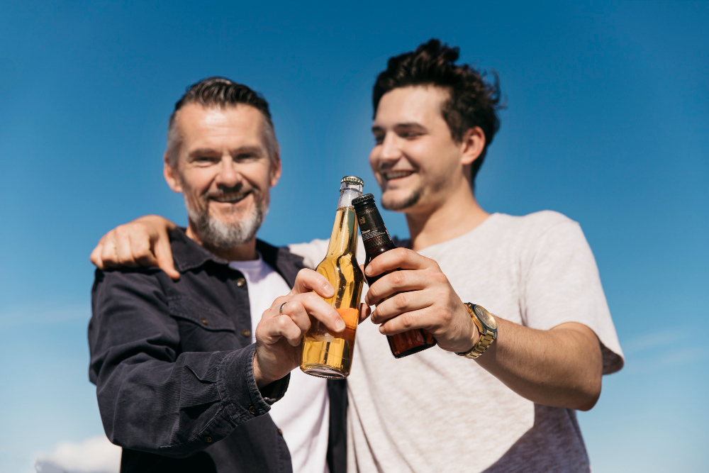 Dia dos Pais com cerveja: saiba o que tomar com seu pai | Pai e filho brindando | Atacadão