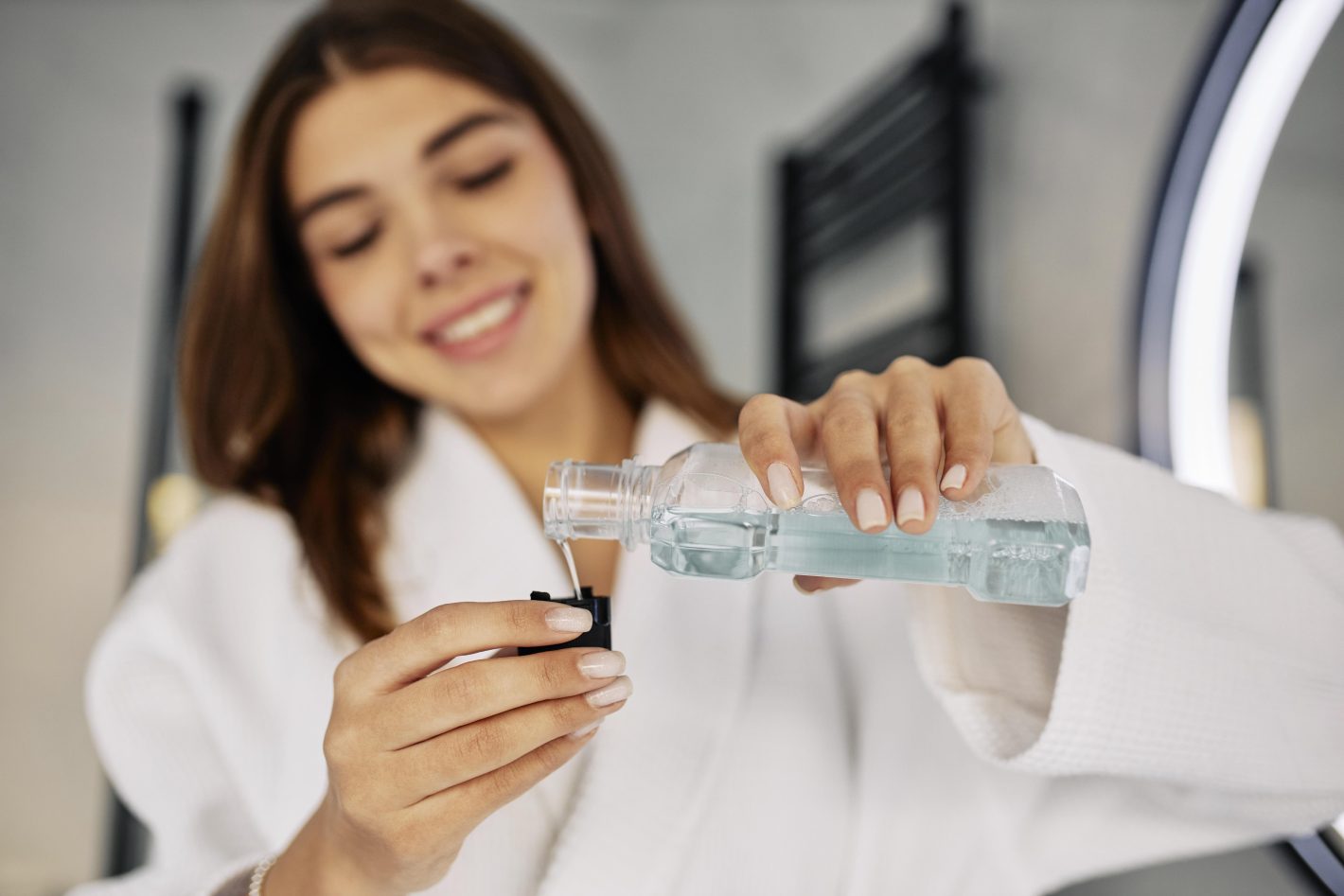 Como escolher produtos de higiene pessoal? | Mulher usando um produto de higiene bucal | Atacadão