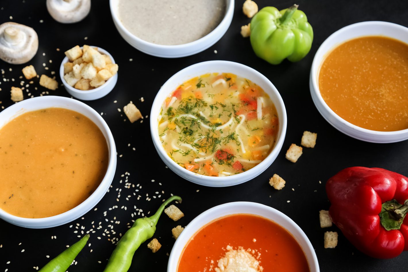 Como fazer sopa de legumes de maneiras diferentes? | Foto de diversas sopas de legumes | Atacadão