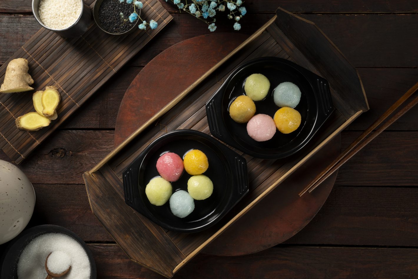 Doce japonês mochi: aprenda a fazer | Foto de duas tigelas com mochi | Atacadão