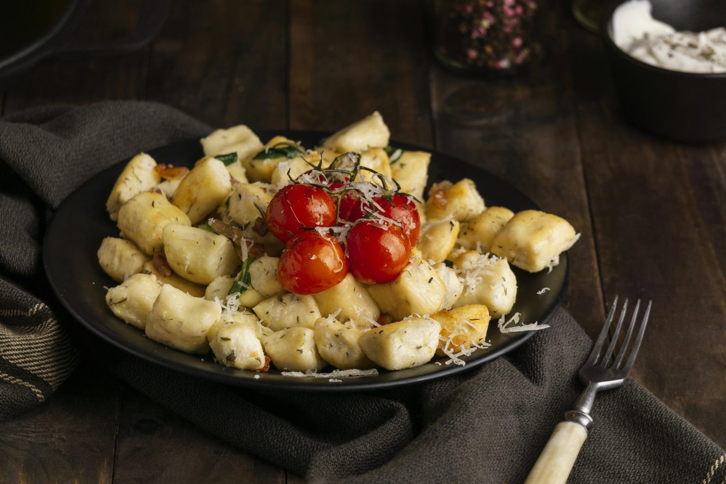 Jantar vegano: o que servir? | Foto de um nhoque servido com tomates | Atacadão