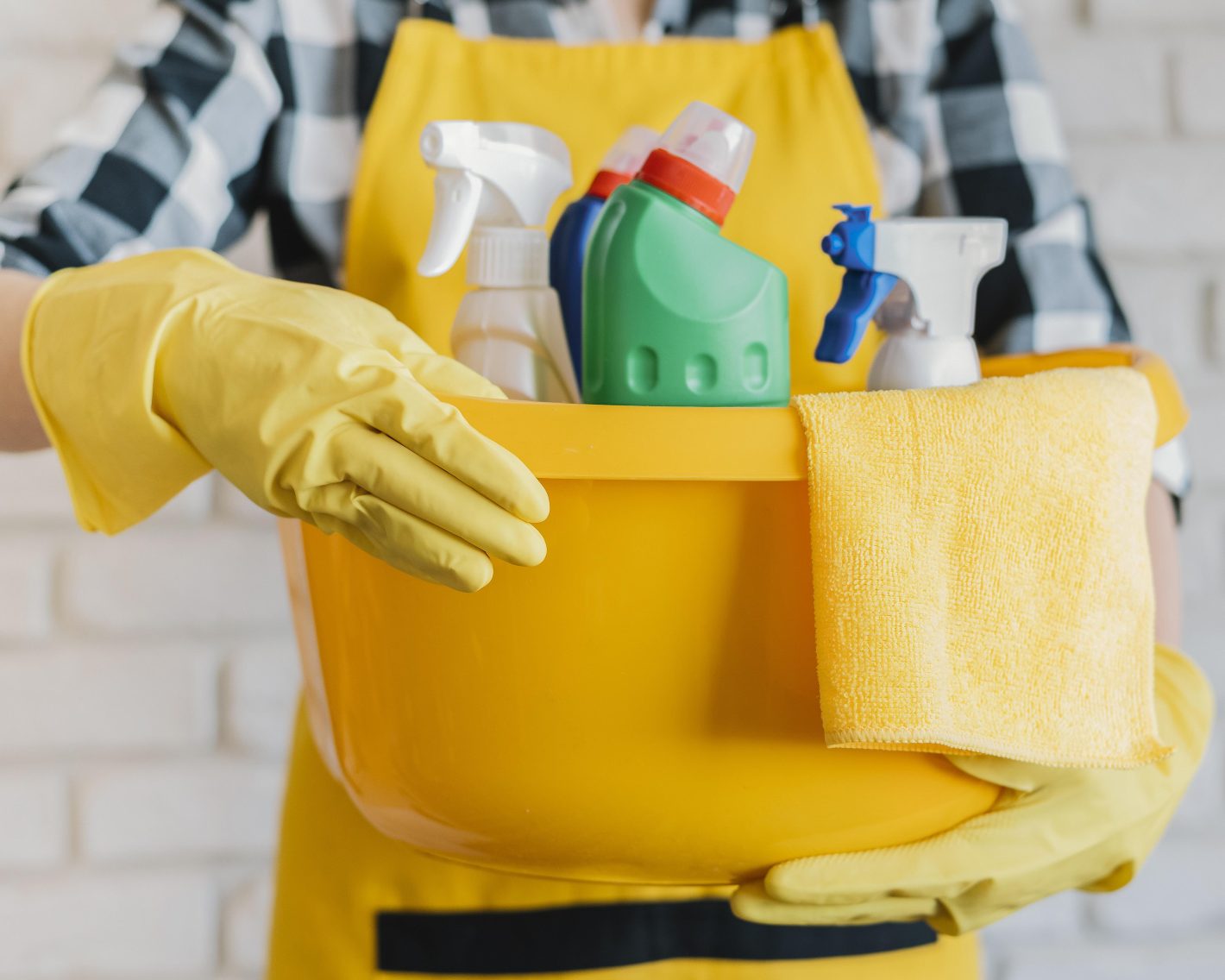 Produtos de limpeza econômicos e eficientes | Pessoa segurando um balde com produtos de limpeza | Atacadão