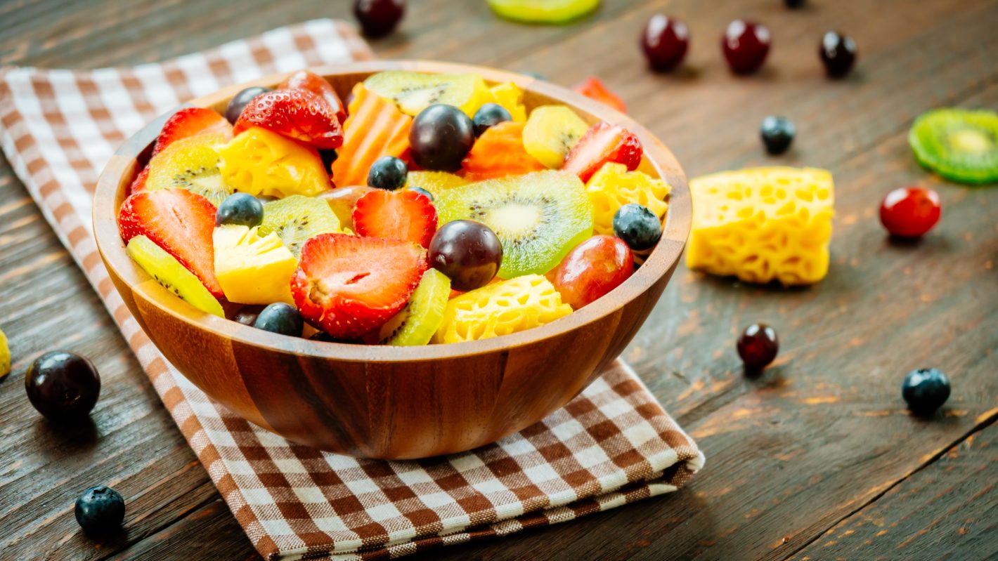Sobremesas fitness com frutas: saiba como fazer em casa | Foto de uma salada de frutas servida em uma tigela | Atacadão