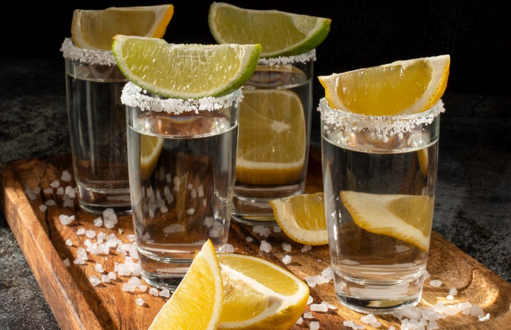 Bebidas para festas: saiba o que não pode faltar | Copos de tequila com limão | Atacadão
