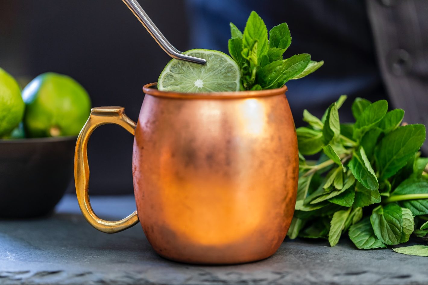 Drinks americanos mais populares | Copo de bronze com Moscow Mule | Atacadão