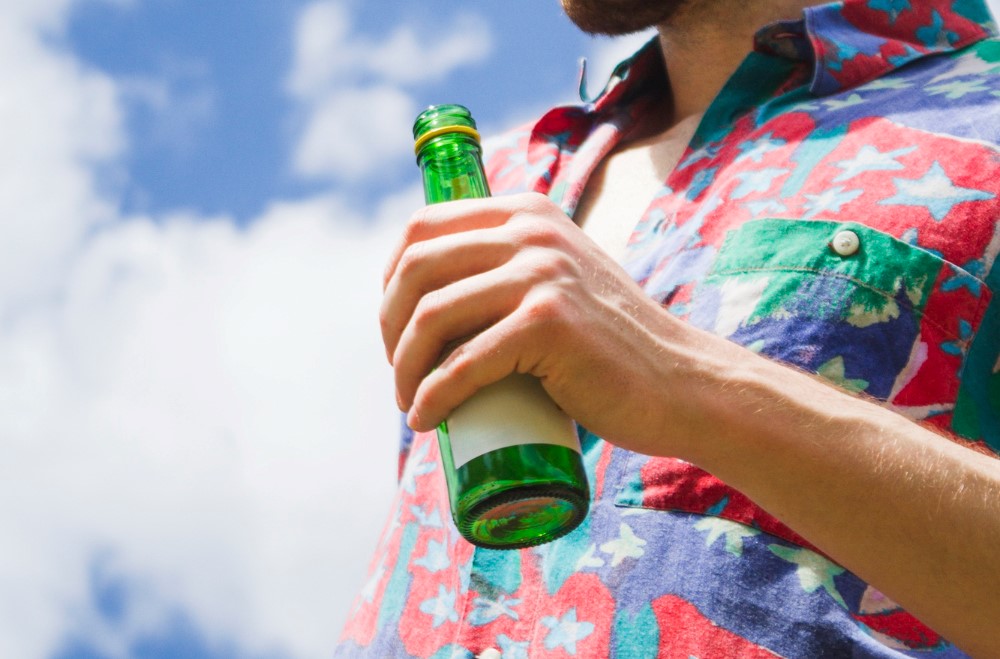 Tipos de Skol Beats: saiba quais são as variações | Homem segurando garrafa verde | Atacadão