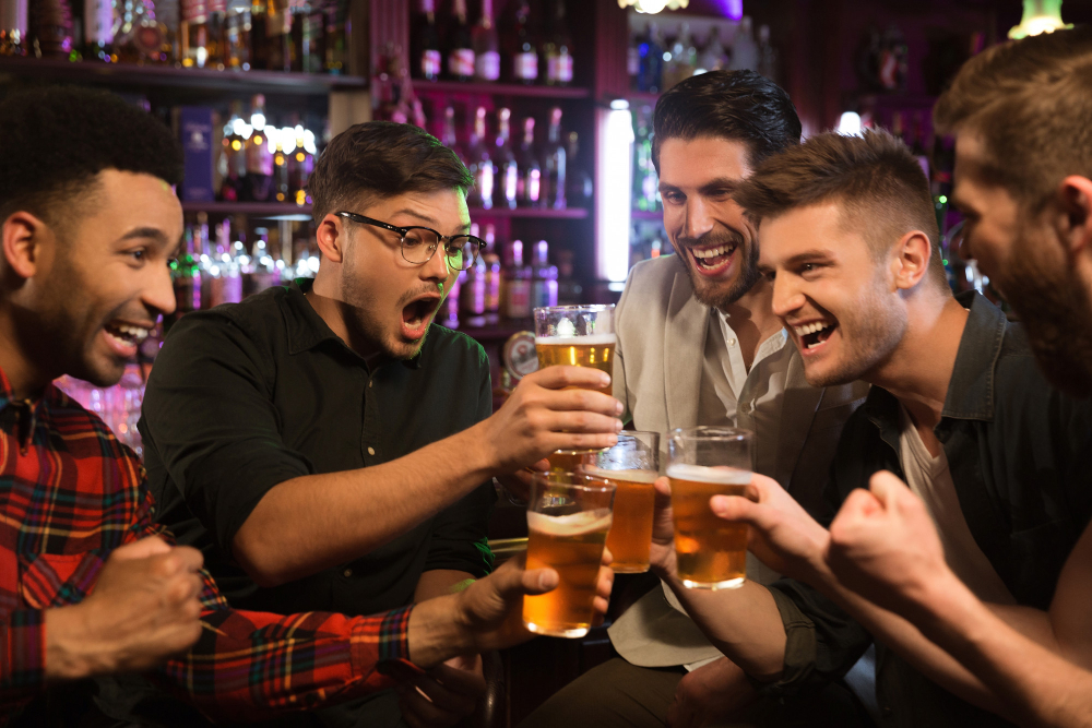 Bebidas para festas: saiba o que não pode faltar | Amigos com copos de cerveja | Atacadão
