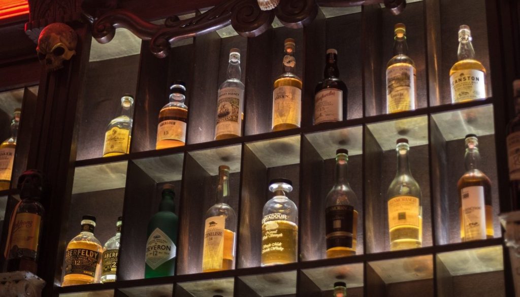 Bebidas alcoólicas no atacado: saiba por que comprar | Bebidas armazenadas em prateleiras | Atacadão