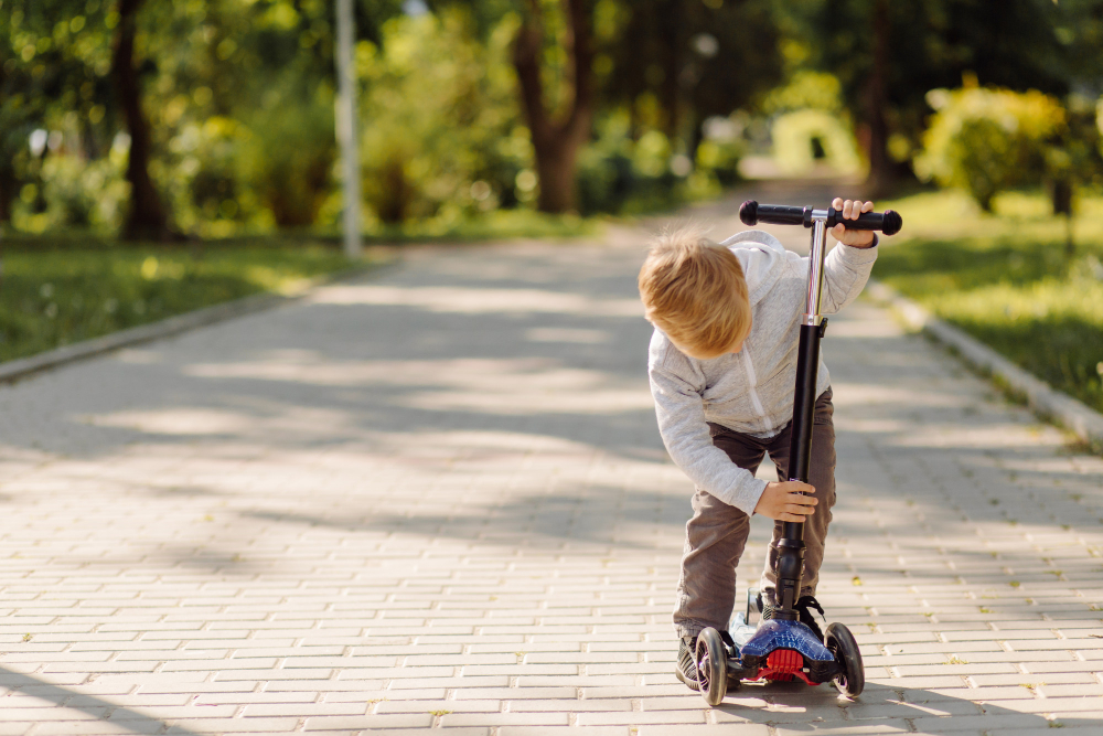 Dicas de brinquedos para o Dia das Crianças | Menino mexendo em seu patinete | Atacadão