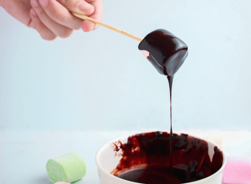 Melhores acompanhamentos para fondue de chocolate | Espeto com marshmallow mergulhado em chocolate | Atacadão