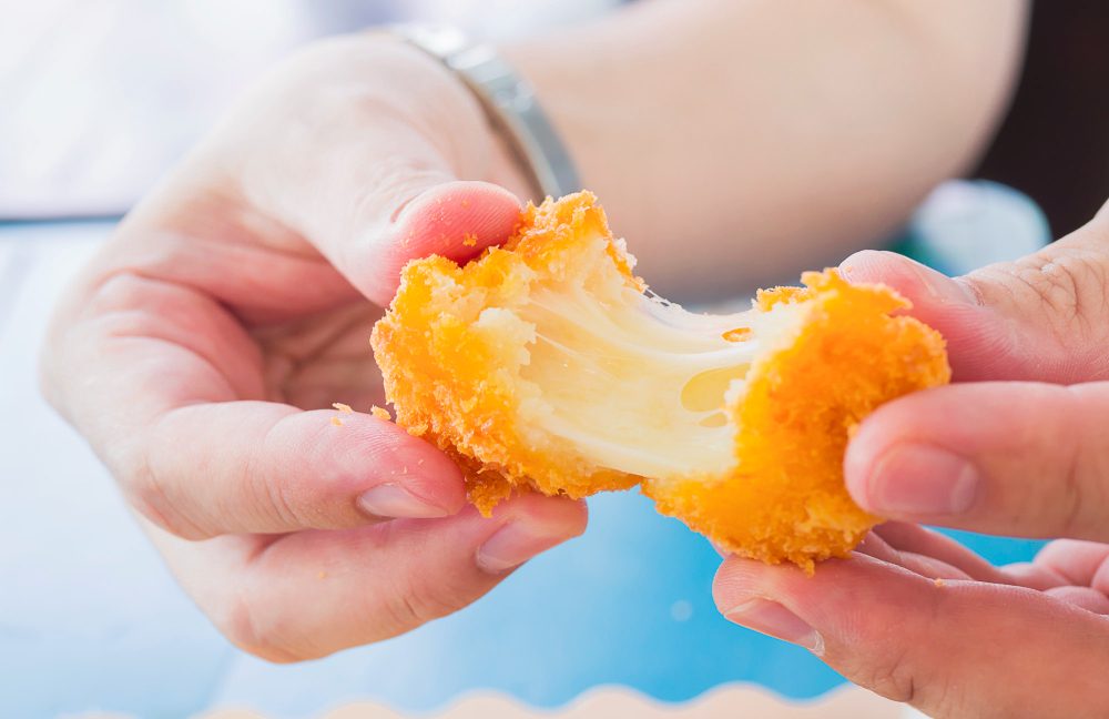 Melhores alimentos empanados para saborear | Bolinho de queijo sendo aberto | Atacadão
