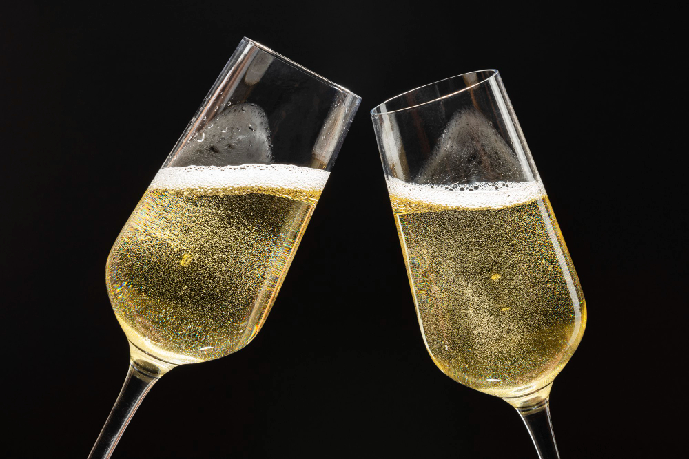 As melhores bebidas para um happy hour com amigos | Brinde de duas taças de champagne | Atacadão