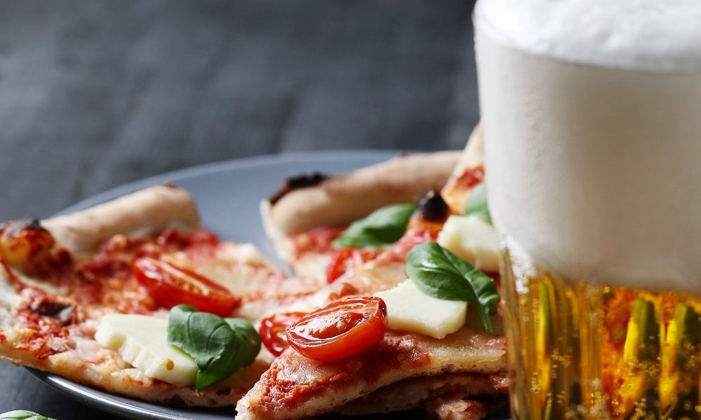 Melhores bebidas para acompanhar comida italiana | Cerveja ao lado da pizza | Atacadão