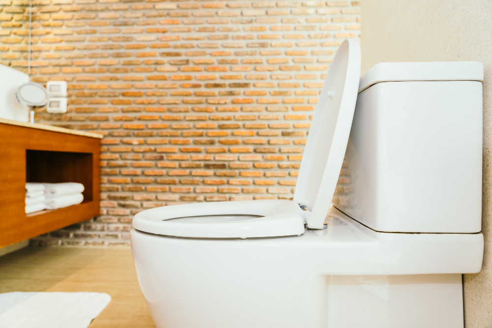 Os melhores utensílios de banheiro para facilitar sua vida | Vaso sanitário aberto em banheiro com tijolo | Atacadão