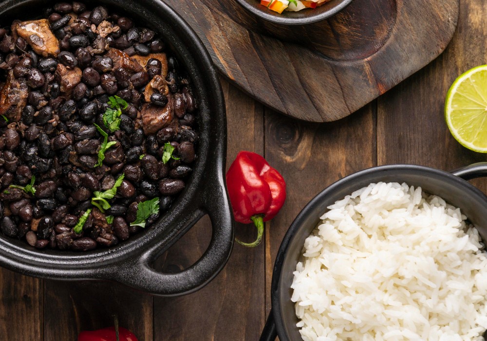 Os melhores ingredientes de uma feijoada de qualidade | Tigelas de arroz e feijão preto | Atacadão