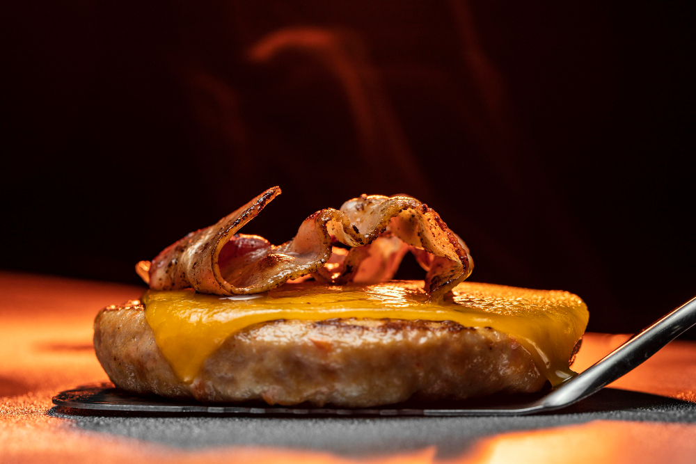 Saiba o que comprar para fazer hambúrguer em casa | Bacon sobre hambúrguer | Atacadão