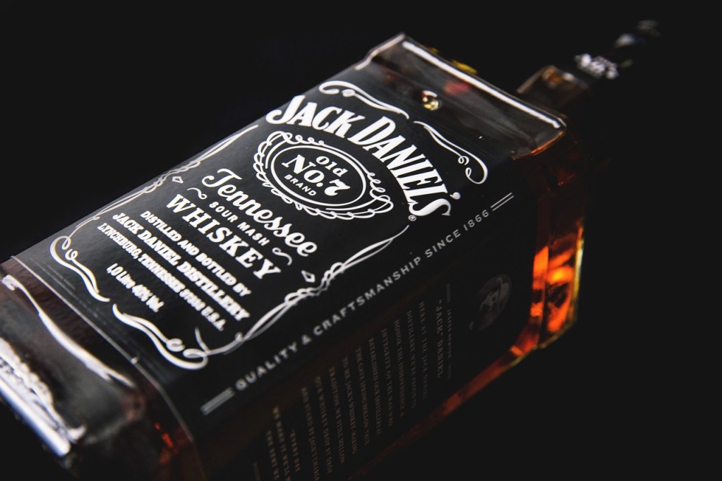 Regiões que mais produzem bebidas alcoólicas no mundo | Garrafa do whisky Jack Daniel’s | Atacadão