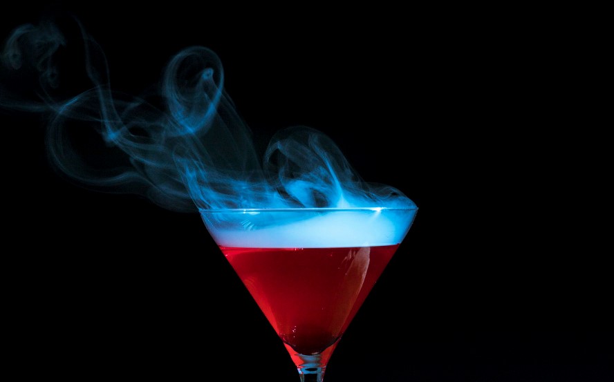 Drink Bloody Mary: saiba mais sobre e aprenda a fazer | Copo com fumaça | Atacadão