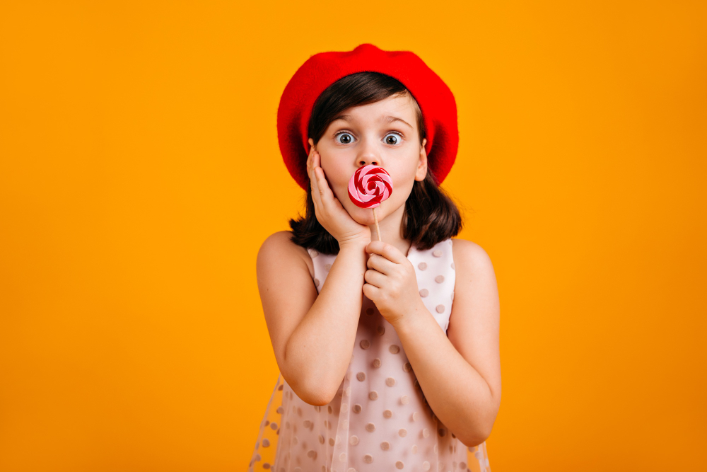 Doces para crianças: opções para presentear | Criança segurando pirulito | Atacadão