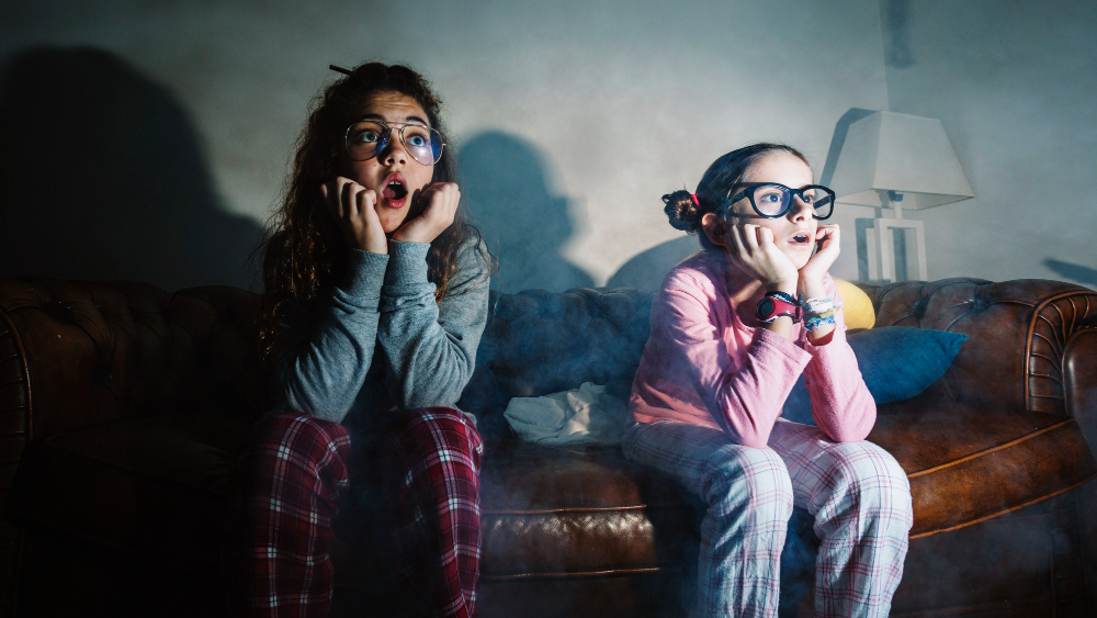 Dia das Crianças em família: dicas para um dia incrível | Crianças vendo filme em casa | Atacadão