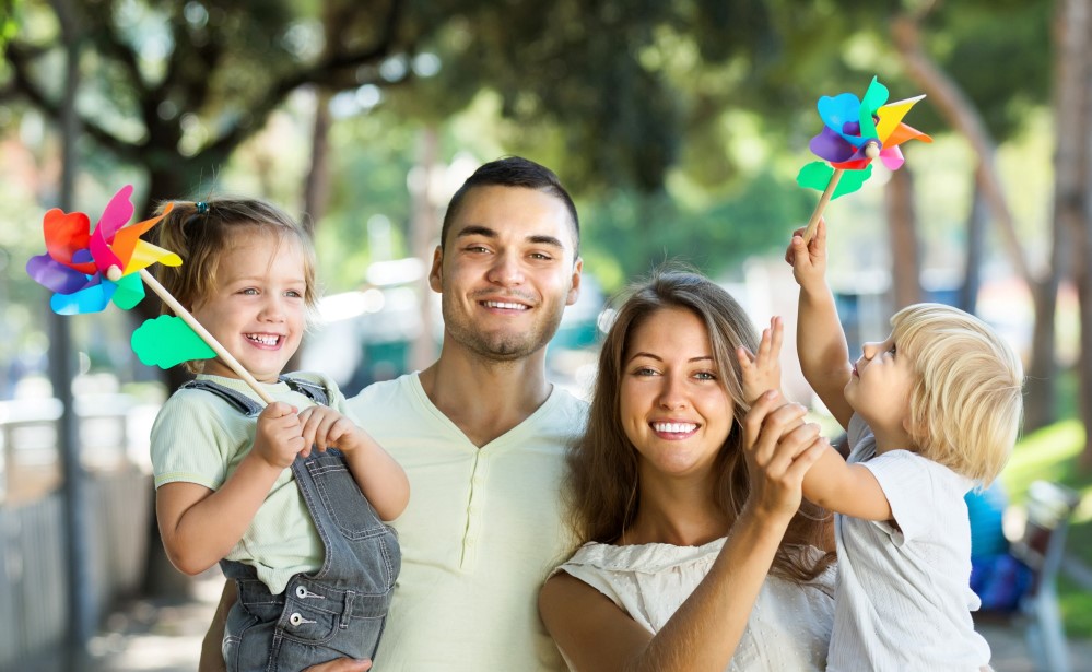 Dia das Crianças em família: dicas para um dia incrível | Foto de família feliz | Atacadão