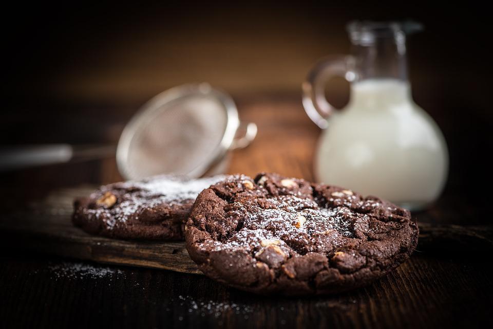 Cookies saborosos: conheça algumas receitas fáceis | Foto de cookies em uma mesa com copos de leite | Atacadão