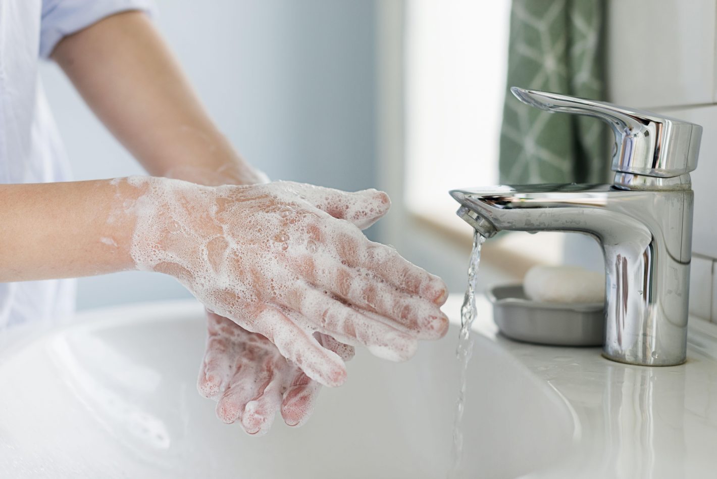 Cuidados com higiene pessoal: conheça os melhores produtos | Foto de uma pessoa lavando as mãos na pia | Atacadão