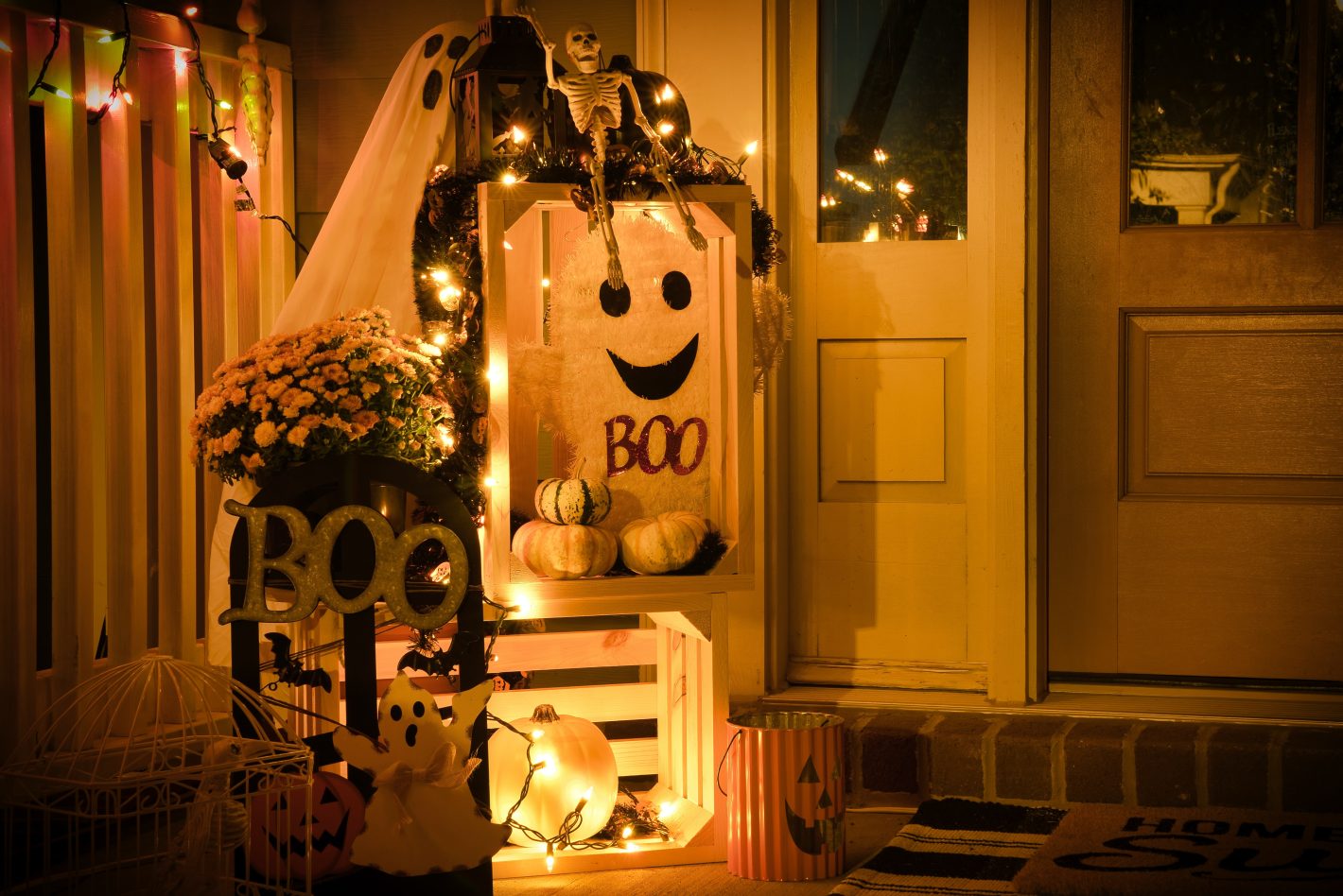 Decoração de Halloween: dicas simples e divertidas | Decoração de Halloween com luzesm fantasmas e esqueletos | Atacadão
