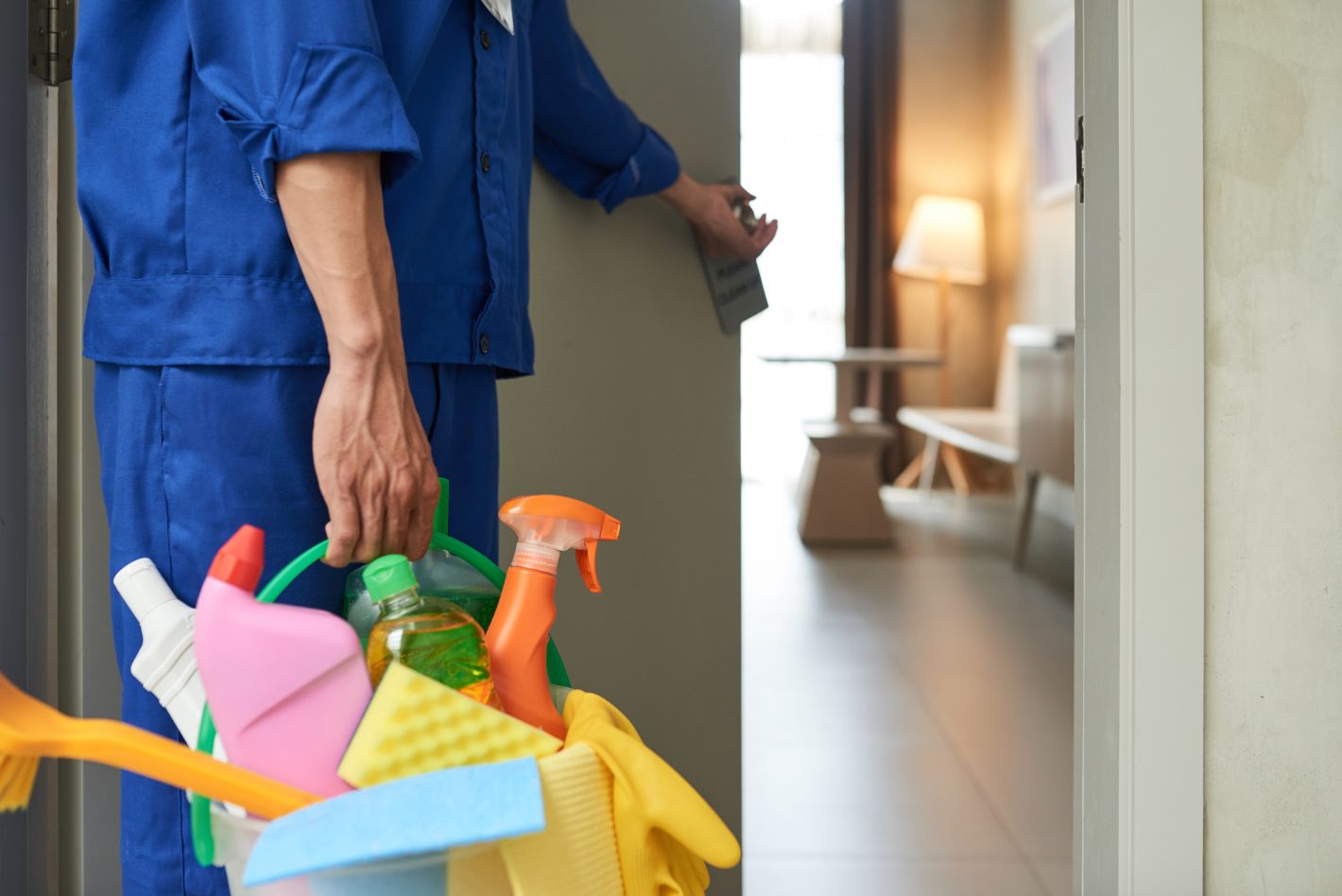 Mistura de produtos de limpeza: cuidados necessários | Foto de uma pessoa entrando em um quarto com um balde cheio de produtos de limpeza | Atacadão