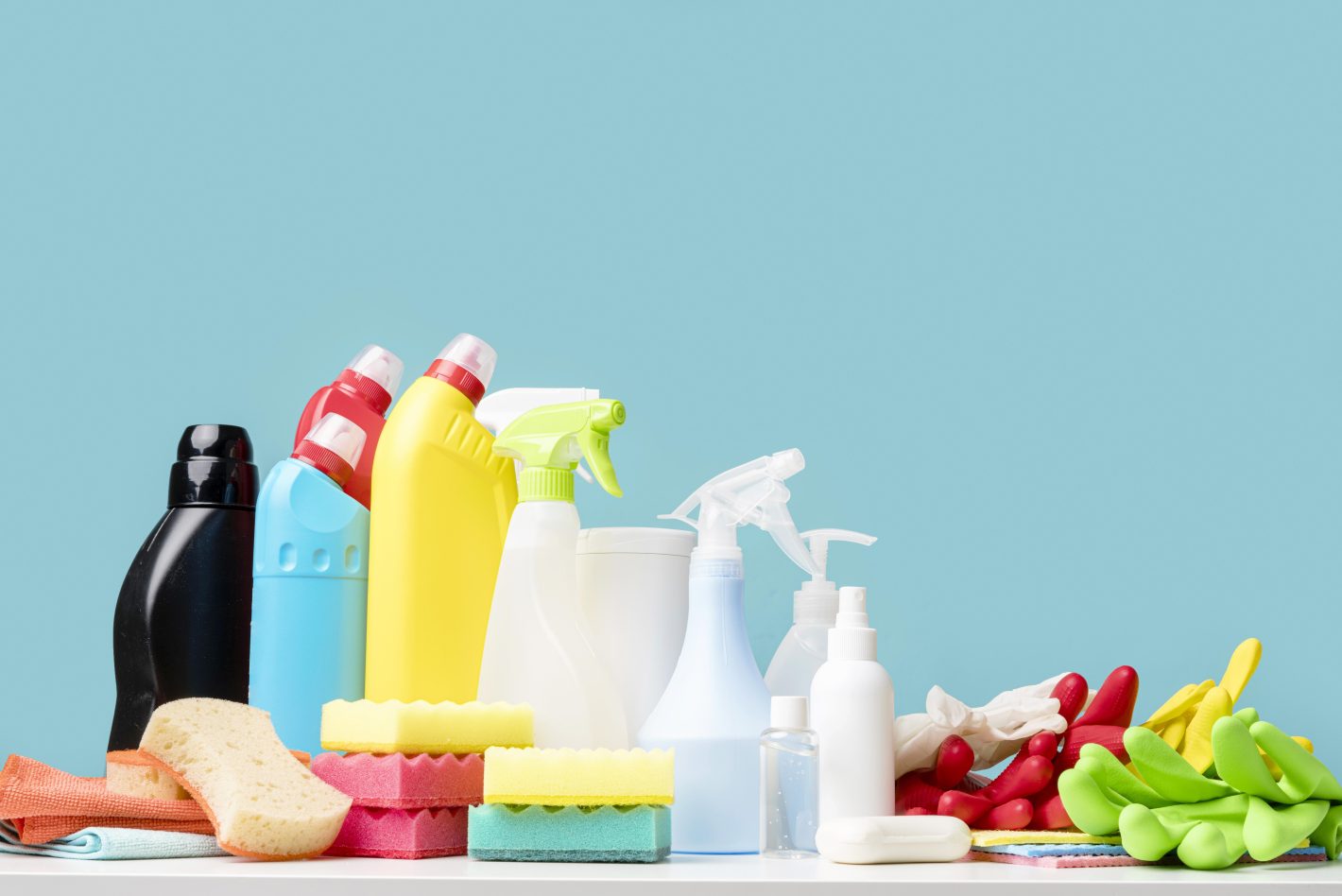 Mistura de produtos de limpeza: cuidados necessários | Foto de vários produtos e utensílios de limpeza em uma mesa | Atacadão