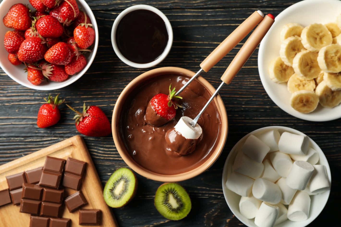 Noite de fondue: como fazê-la perfeitamente | Foto de um fondue doce e seus acompanhamentos | Atacadão