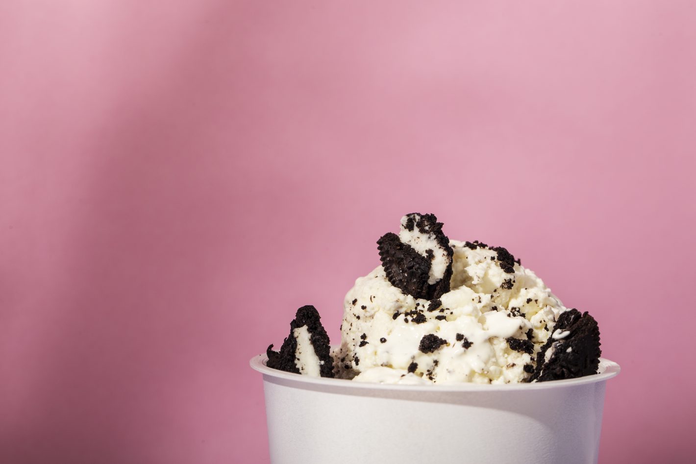 Sorvetes diferentes: aprenda receitas e faça em casa! | Foto de um sorvete de oreo com bolachas em cima | Atacadão