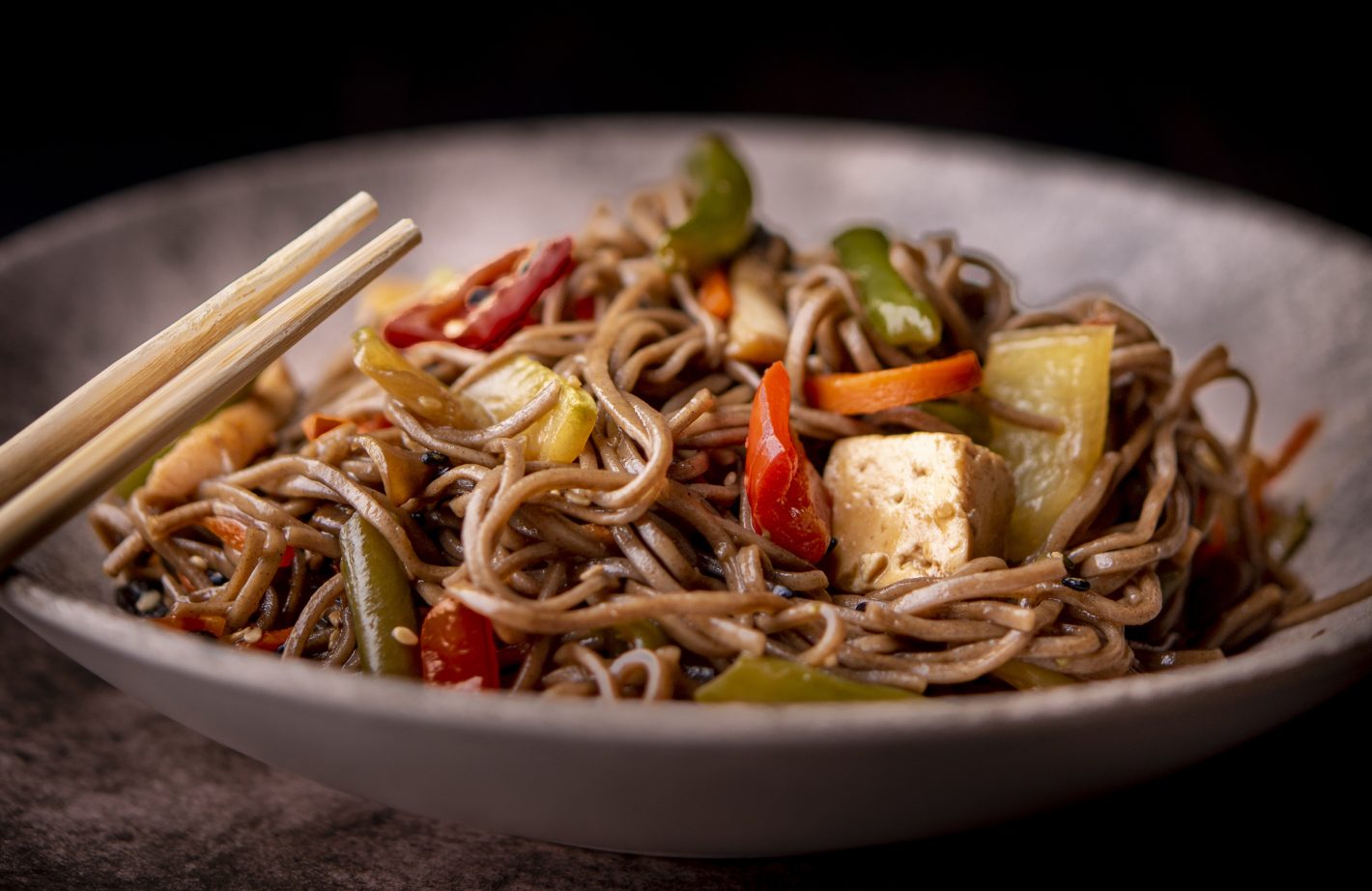 Yakissoba: aprenda receitas com diferentes ingredientes | Foto de um yakissoba vegetariano | Atacadão