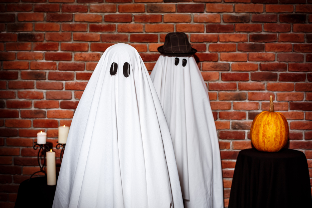 Decoração de Halloween: dicas simples e divertidas | Fantasmas de pano em festa de Halloween | Atacadão