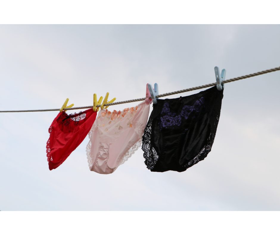 Lavagem de roupa íntima: confira dicas | Calcinhas secando em um varal | Atacadão