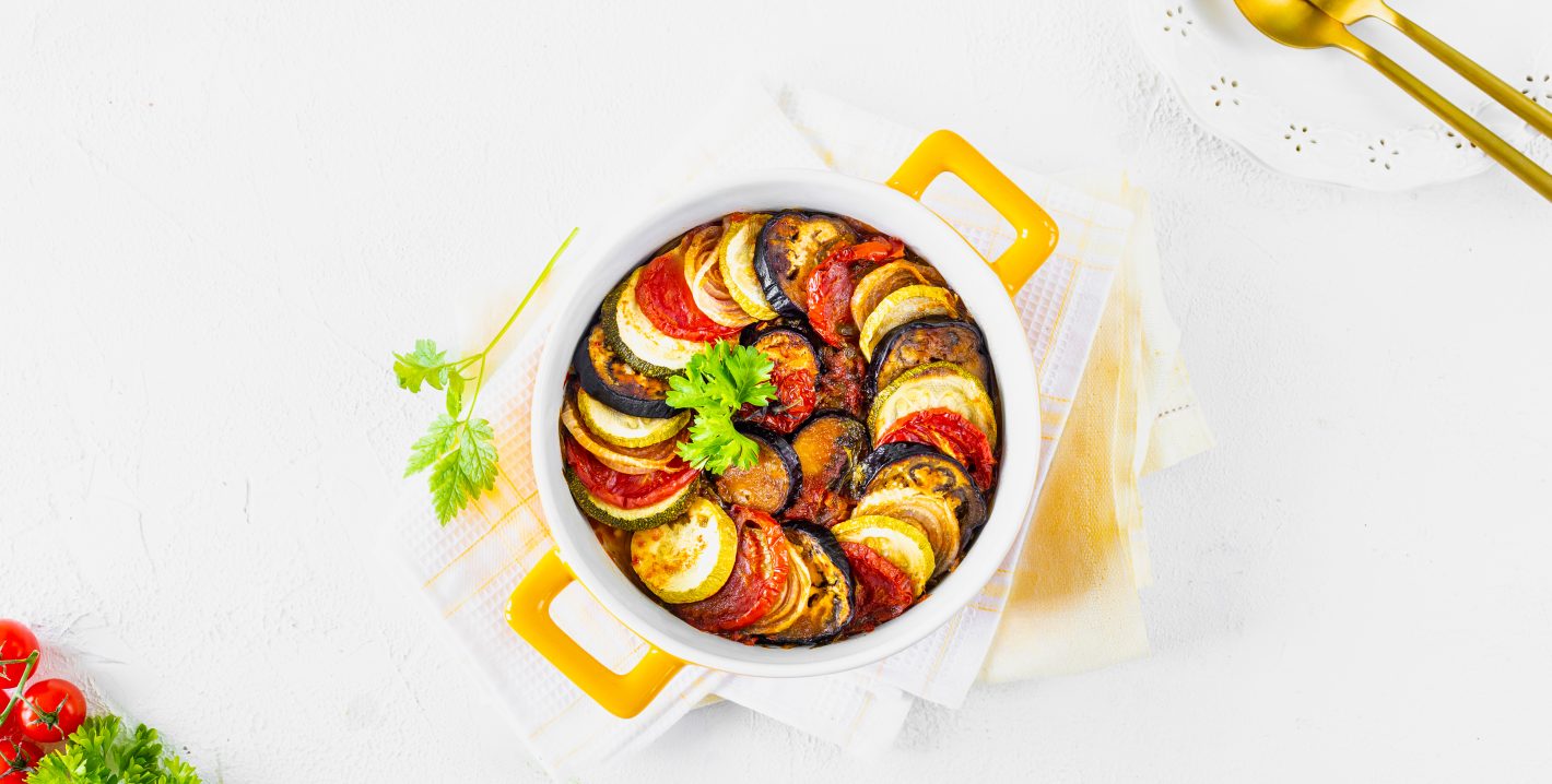 Receita de Ratatouille: aprenda a preparar | Foto de cima de um Ratatouille em uma caçarola | Atacadão