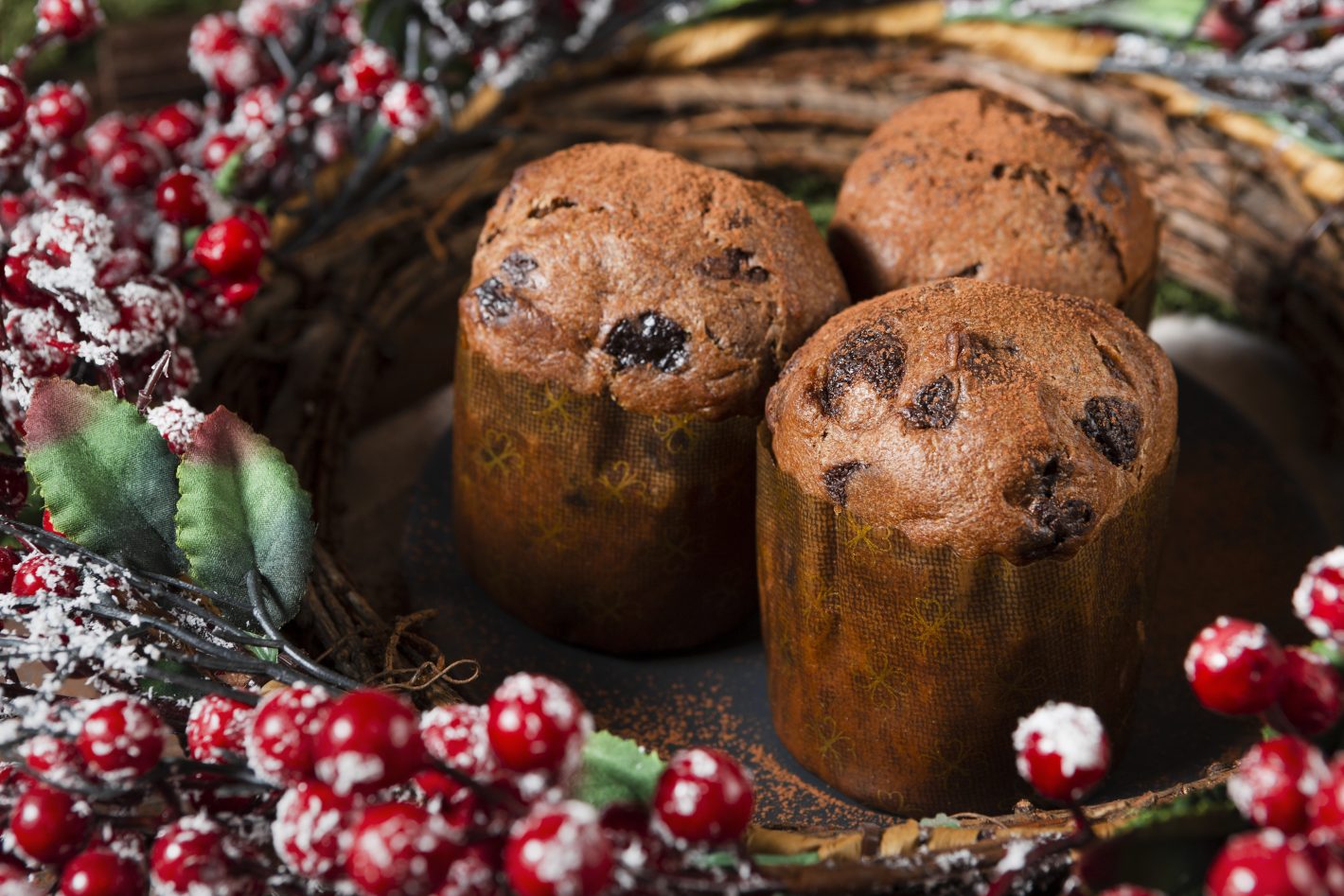 Receita de panetone e chocotone: como fazer? | Foto de três chocotones dentro de uma cesta enfeitada para o natal | Atacadão