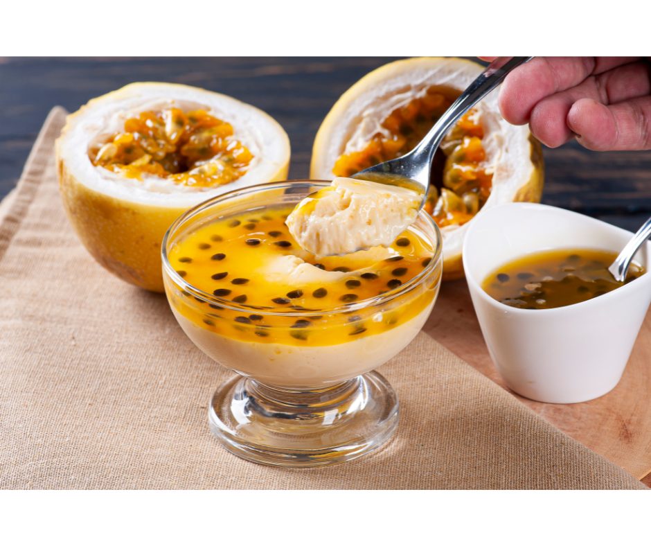 Receitas com maracujá: aprenda 3 deliciosas opções | Foto de um mousse de maracujá | Atacadão